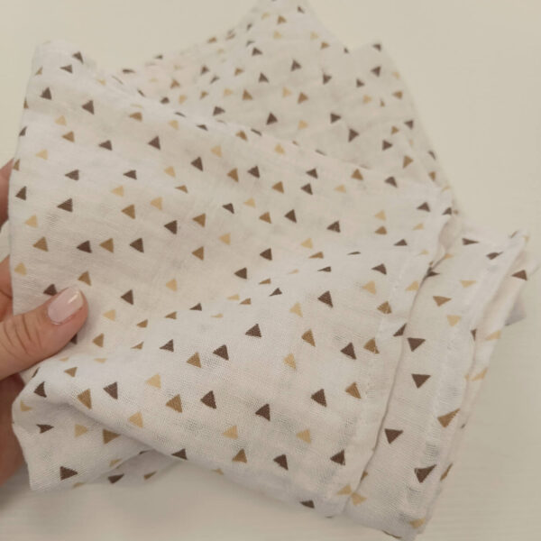 Pelena od duple gaze trouglovi krem 80x76 - Slika 1