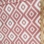 Cotton dekor reckavi rombovi na puder roze - Slika 2