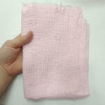 Parče pamuk dupla gaza cvetni vez roze 45x160