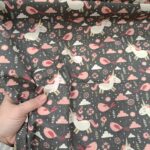 Pamuk jednorog na tamnoj osnovi