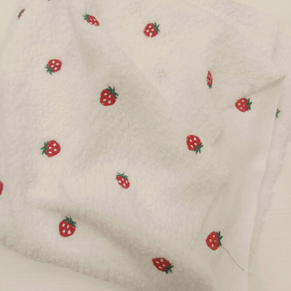 Parče teddy vez jagoda sneg beli 65x160 - Slika 1
