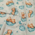 Pelena na metar mede na tirkiz oblacima