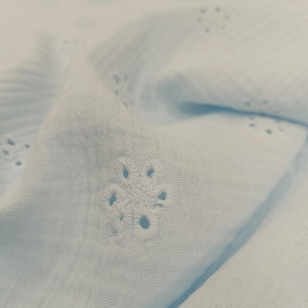 Dupla gaza sa cvetnim vezom nežno baby plavo NOVO - Slika 2