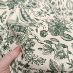 Dekor platno zeleni crtani cvetovi na svetloj osnovi