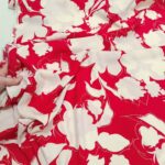 Viskoza crvena sa belim cvetovima