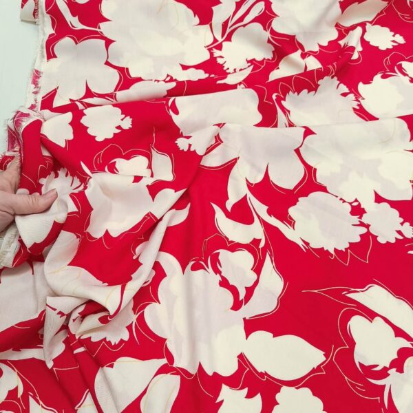 Viskoza crvena sa belim cvetovima - Slika 1