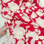 Viskoza crvena sa belim cvetovima - Slika 2