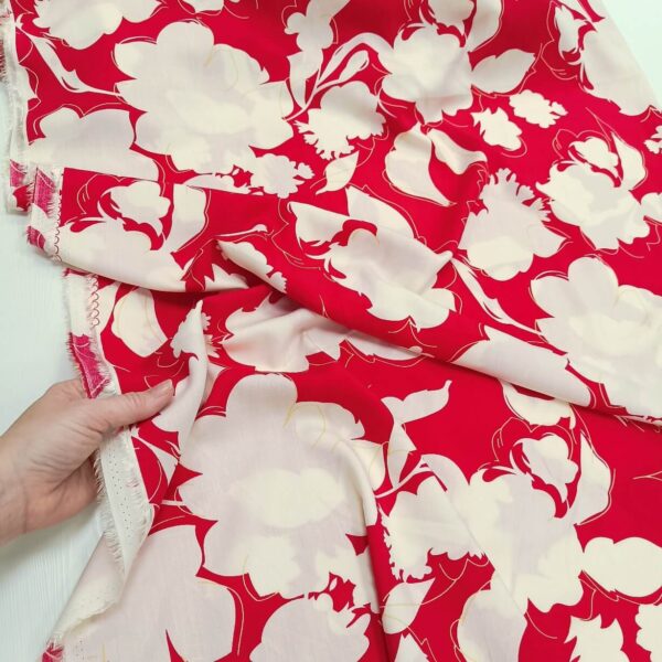 Viskoza crvena sa belim cvetovima - Slika 2