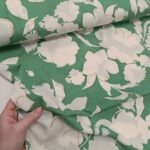 Viskoza zelena sa belim cvetovima - Slika 2