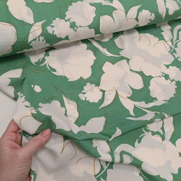 Viskoza zelena sa belim cvetovima - Slika 2