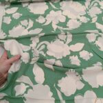 Viskoza zelena sa belim cvetovima