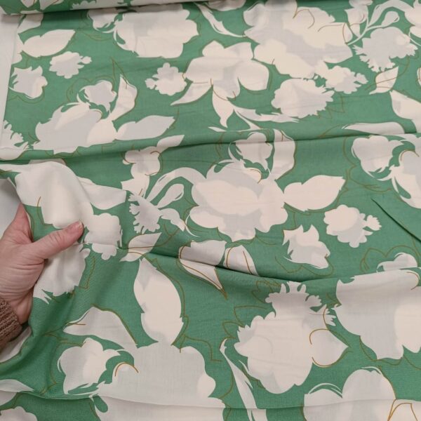 Viskoza zelena sa belim cvetovima - Slika 1