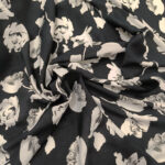 Viskoza crna sa belim cvetovima