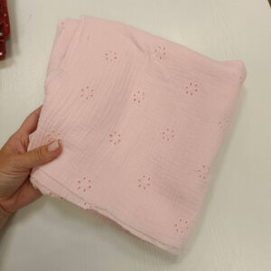 Parče pamuk dupla gaza roze sa vezenim cvetom 115x160